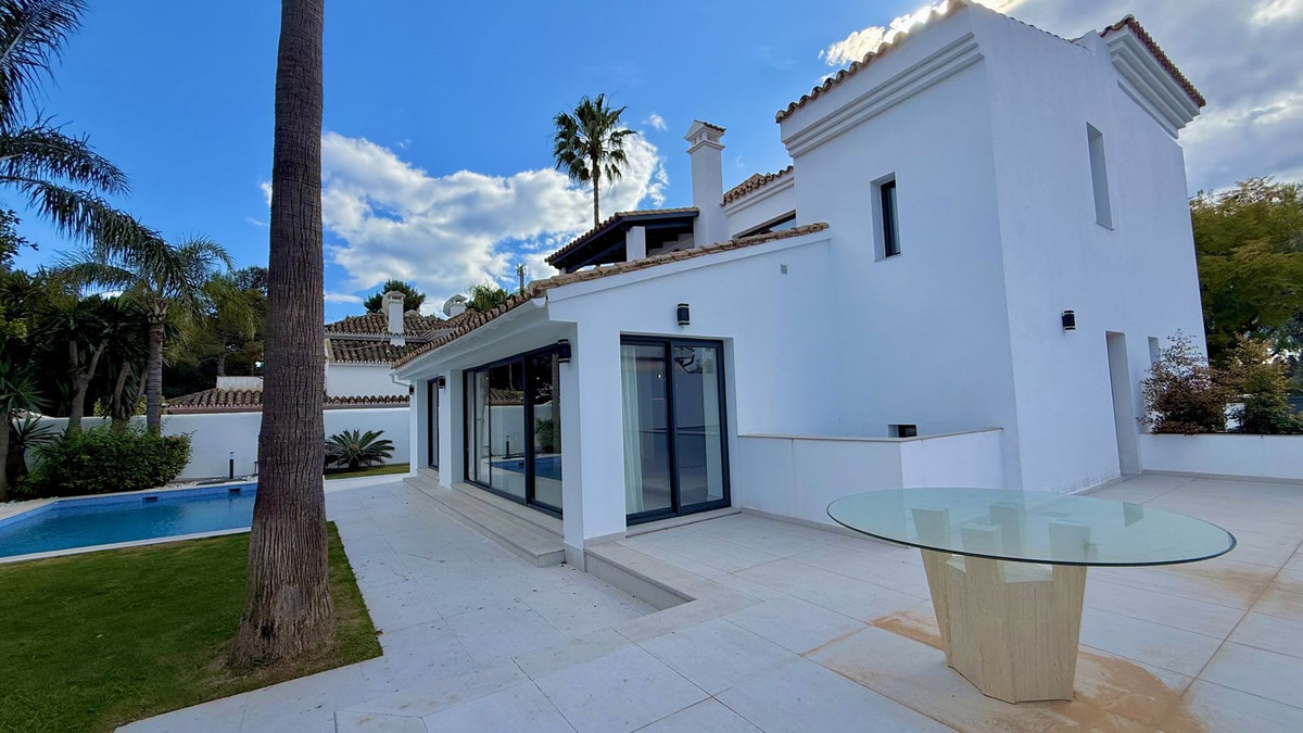 5 Bed Townhouse for sale in Nueva Andalucía Costa Del Sol, Málaga, Spain