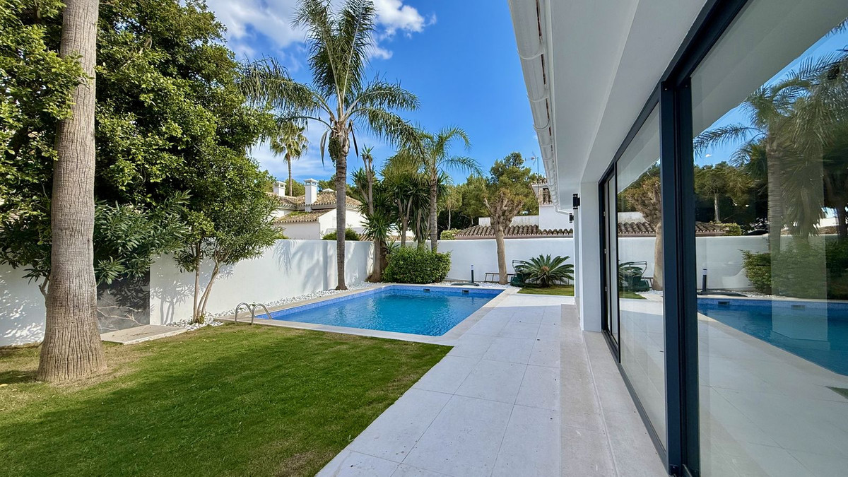 5 Bed Townhouse for sale in Nueva Andalucía Costa Del Sol, Málaga, Spain