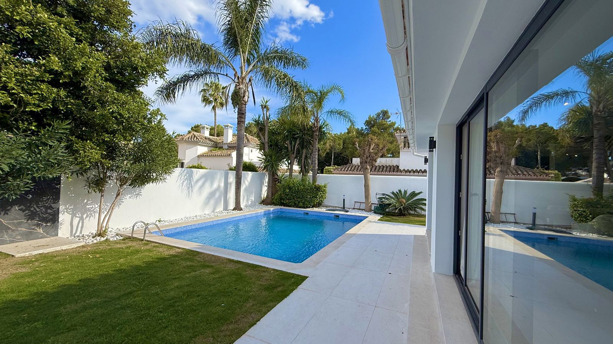 5 Bed Townhouse for sale in Nueva Andalucía Costa Del Sol, Málaga, Spain
