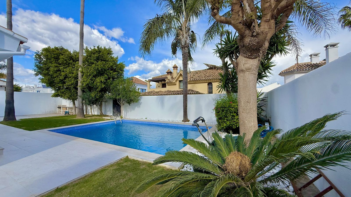 5 Bed Townhouse for sale in Nueva Andalucía Costa Del Sol, Málaga, Spain