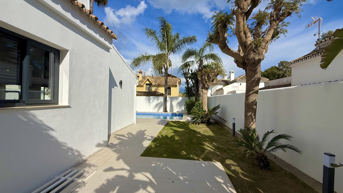 5 Bed Townhouse for sale in Nueva Andalucía Costa Del Sol, Málaga, Spain