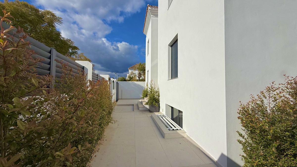 5 Bed Townhouse for sale in Nueva Andalucía Costa Del Sol, Málaga, Spain