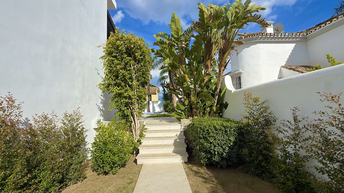5 Bed Townhouse for sale in Nueva Andalucía Costa Del Sol, Málaga, Spain