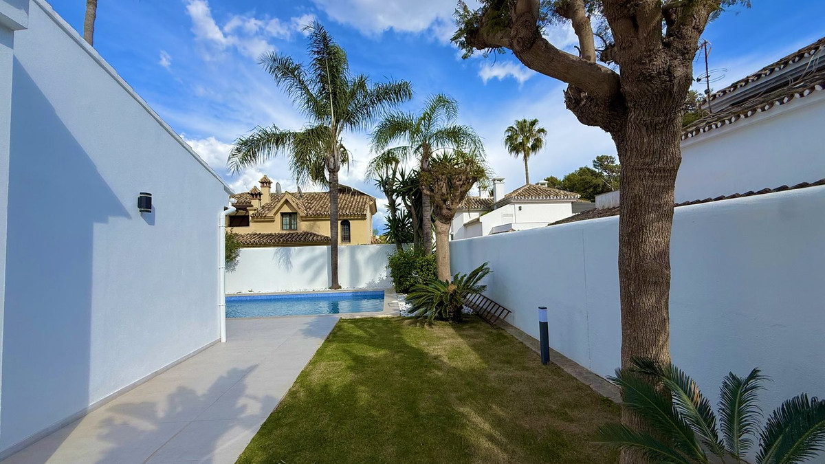 5 Bed Townhouse for sale in Nueva Andalucía Costa Del Sol, Málaga, Spain