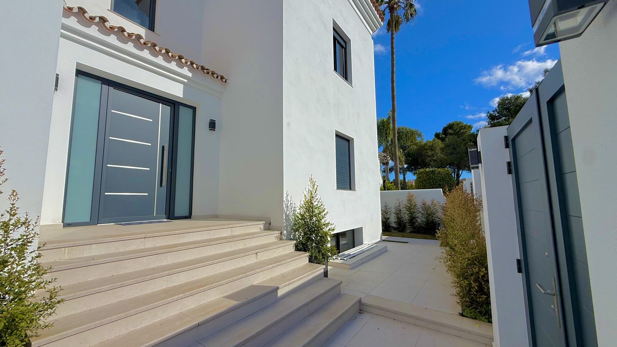 5 Bed Townhouse for sale in Nueva Andalucía Costa Del Sol, Málaga, Spain
