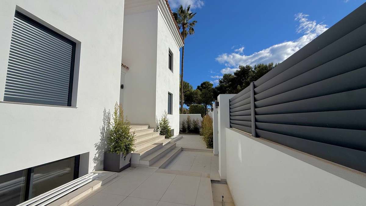 5 Bed Townhouse for sale in Nueva Andalucía Costa Del Sol, Málaga, Spain