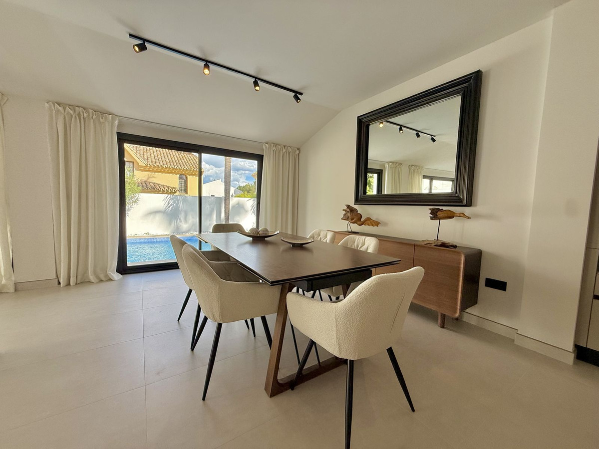 5 Bed Townhouse for sale in Nueva Andalucía Costa Del Sol, Málaga, Spain