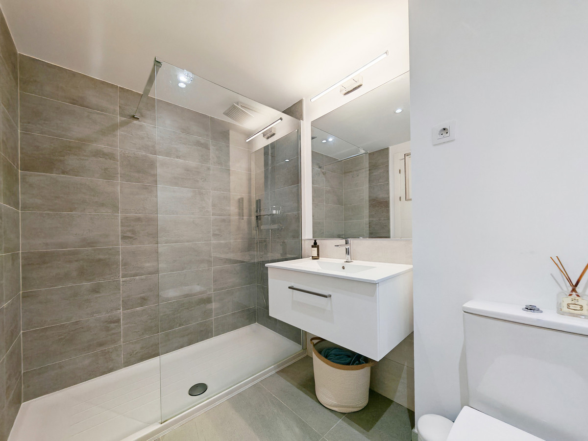 Se vende Apartamento Planta Media de 2 dormitorios en Costa Del Sol, Málaga, España