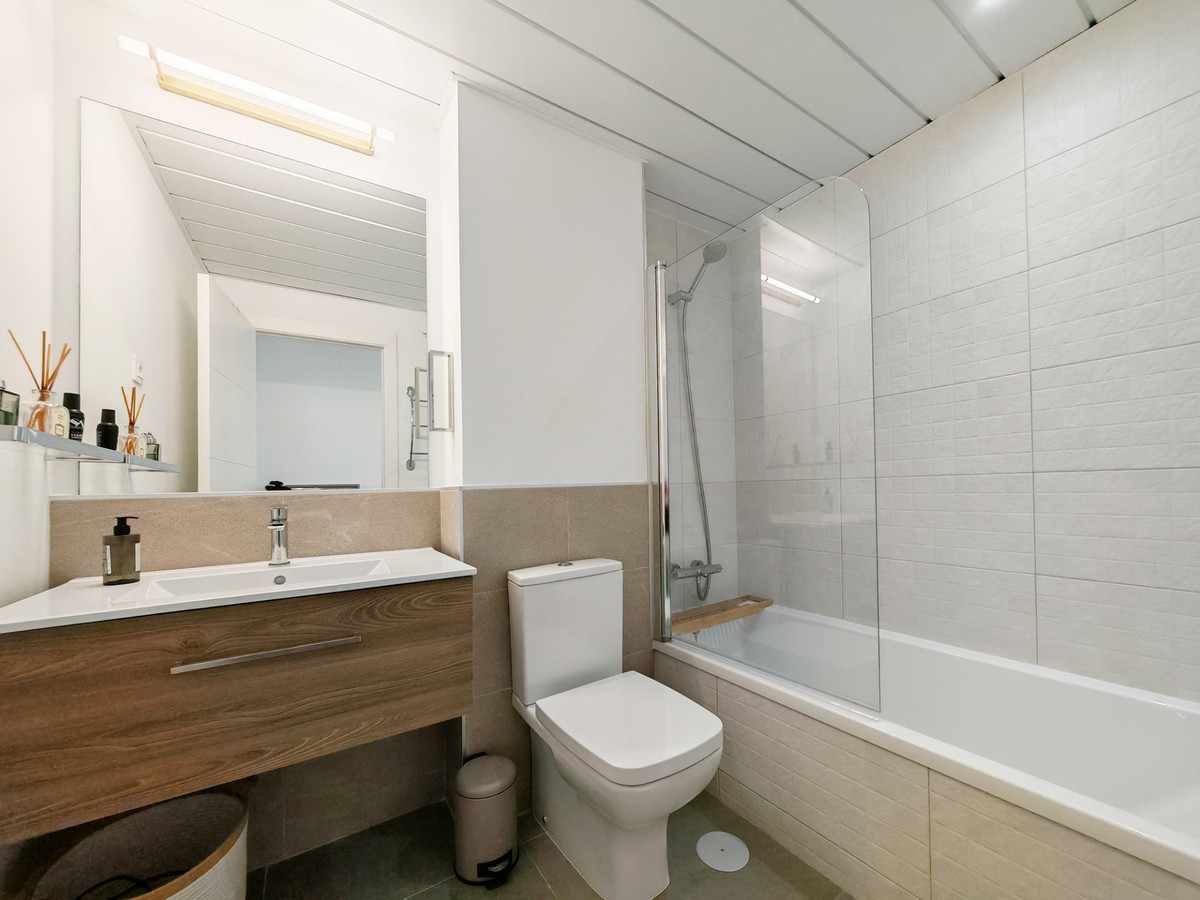 Se vende Apartamento Planta Media de 2 dormitorios en Costa Del Sol, Málaga, España