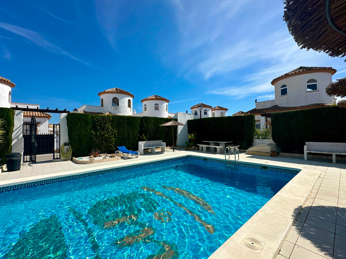 3 Bed Townhouse for sale in Urbanización El Raso Costa Blanca, Alicante, Spain