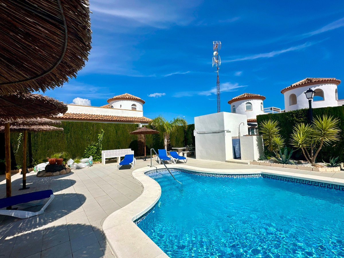 3 Bed Townhouse for sale in Urbanización El Raso Costa Blanca, Alicante, Spain