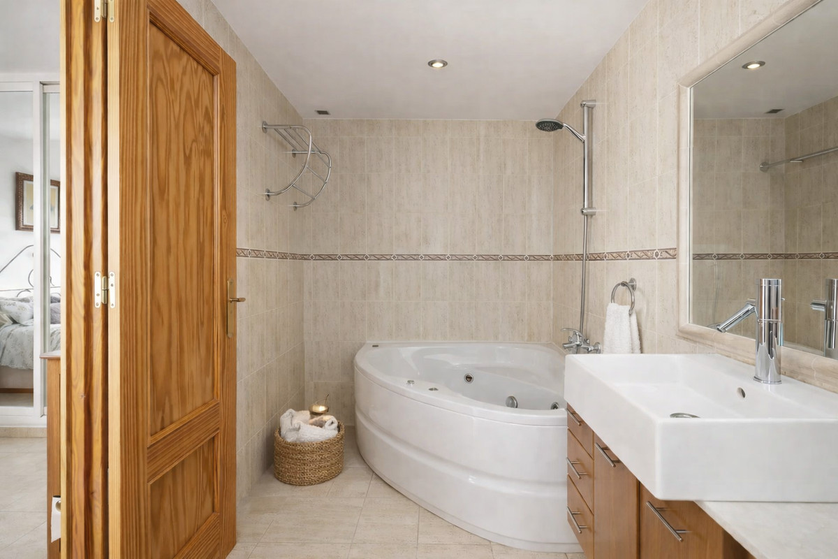 3 Bed Apartment for sale in Estepona Costa Del Sol, Málaga, Spain