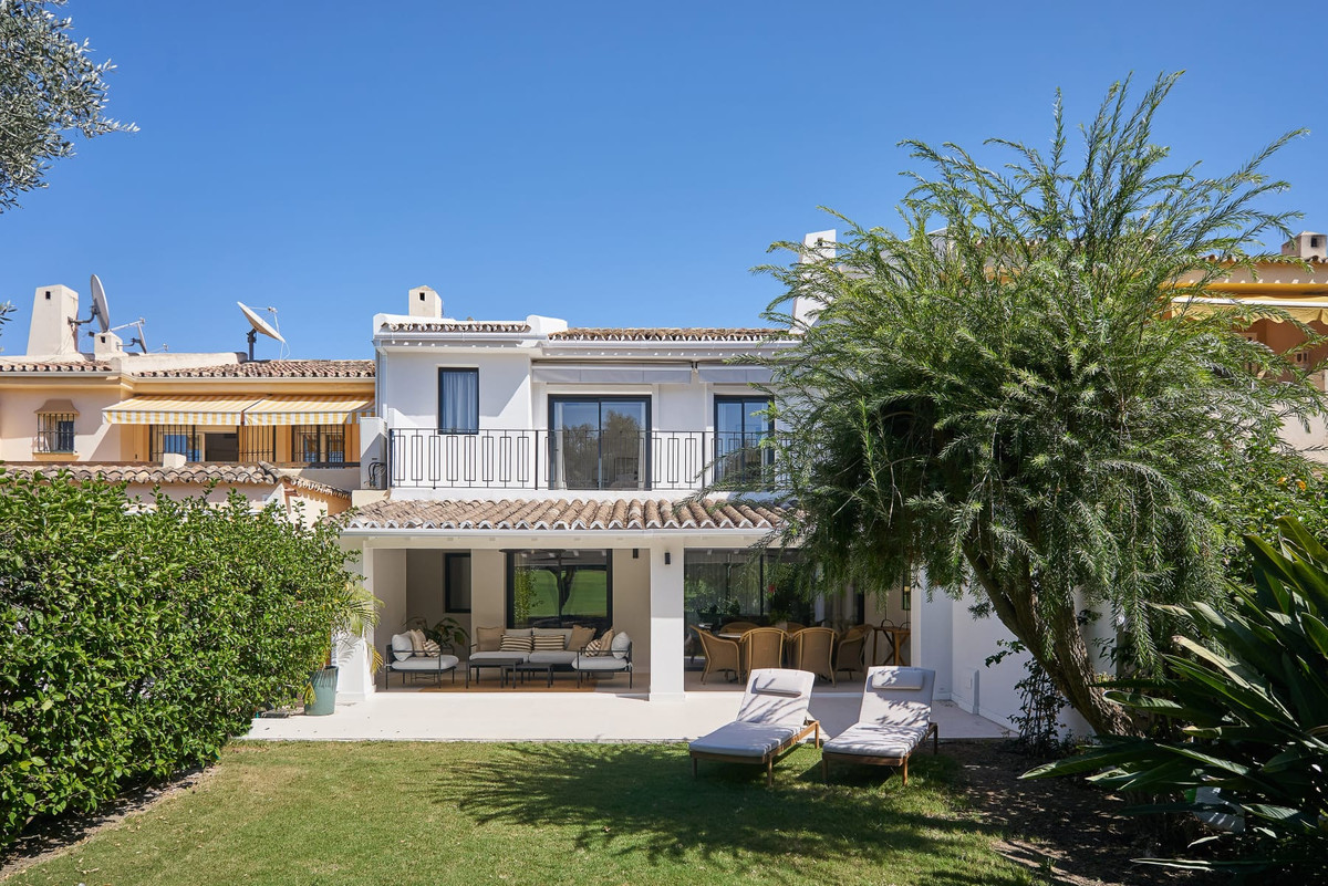 4 Bed Townhouse for sale in Nueva Andalucía Costa Del Sol, Málaga, Spain