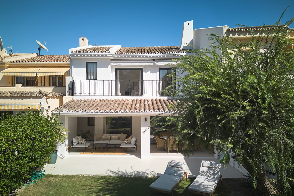 4 Bed Townhouse for sale in Nueva Andalucía Costa Del Sol, Málaga, Spain