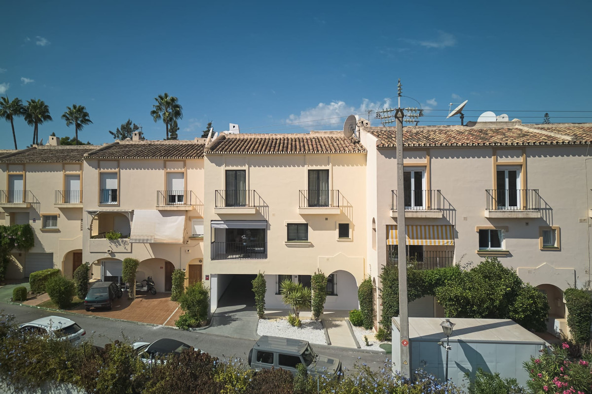 4 Bed Townhouse for sale in Nueva Andalucía Costa Del Sol, Málaga, Spain