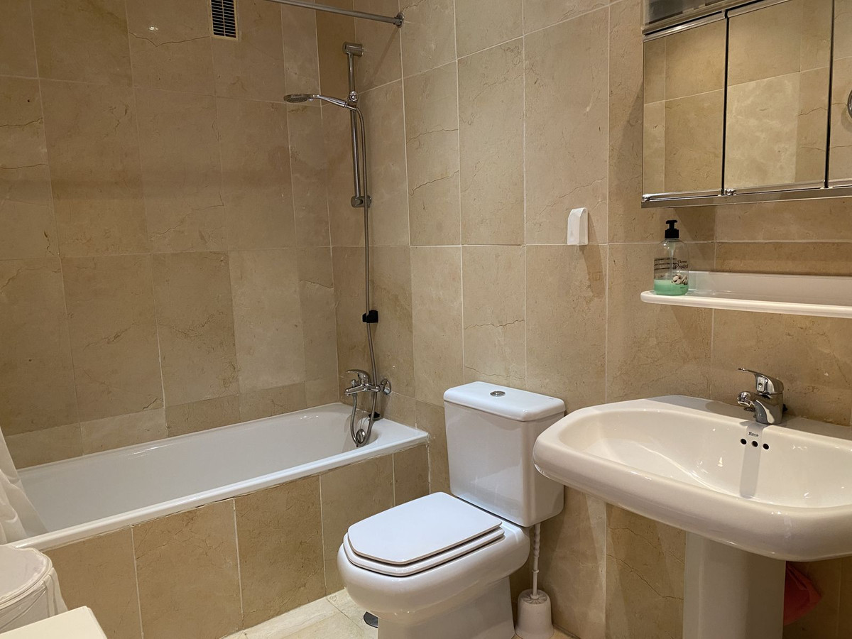 Se vende Apartamento Planta Media de 2 dormitorios en Costa Del Sol, Málaga, España
