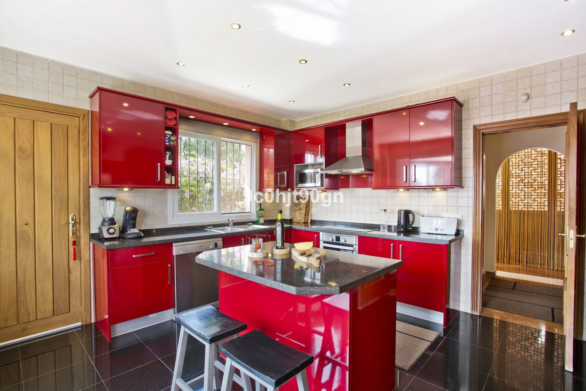 6 Bed Townhouse for sale in Elviria Costa Del Sol, Málaga, Spain