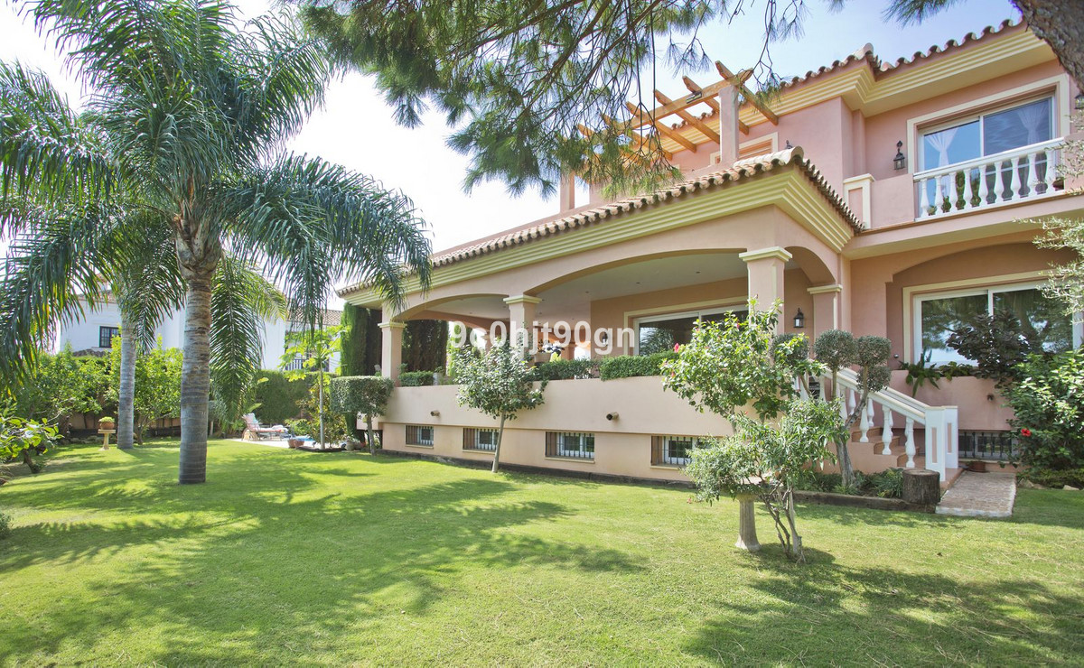 6 Bed Townhouse for sale in Elviria Costa Del Sol, Málaga, Spain