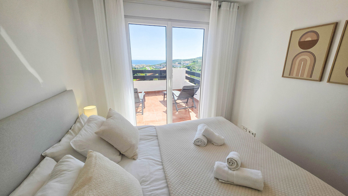 2 Bed Apartment for sale in La Duquesa Costa Del Sol, Málaga, Spain
