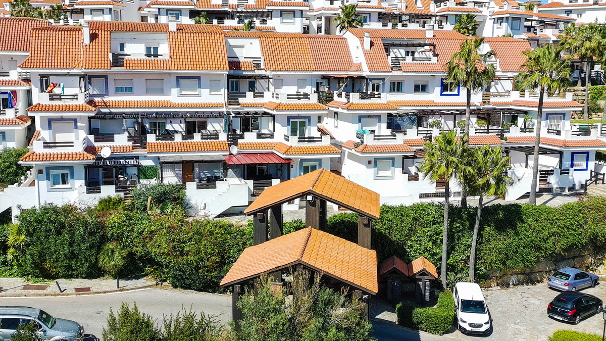 2 Bed Apartment for sale in La Duquesa Costa Del Sol, Málaga, Spain