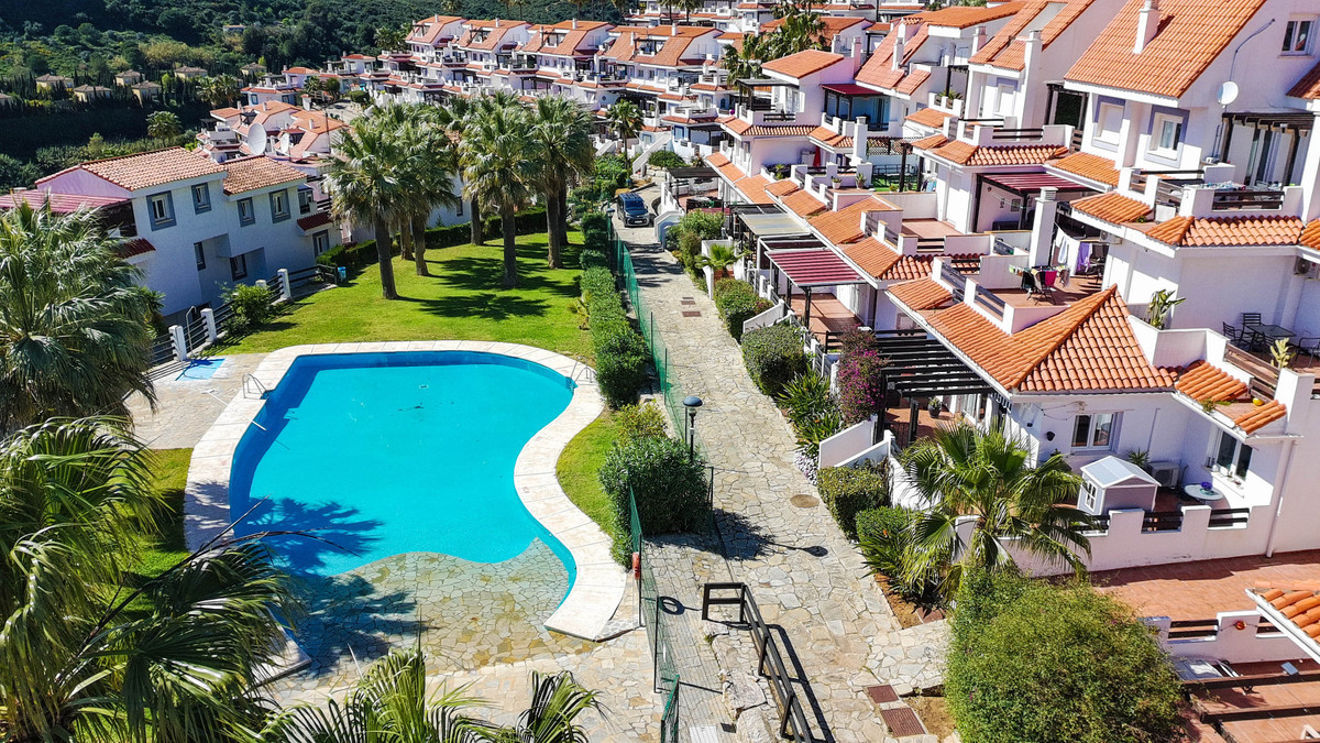 2 Bed Apartment for sale in La Duquesa Costa Del Sol, Málaga, Spain