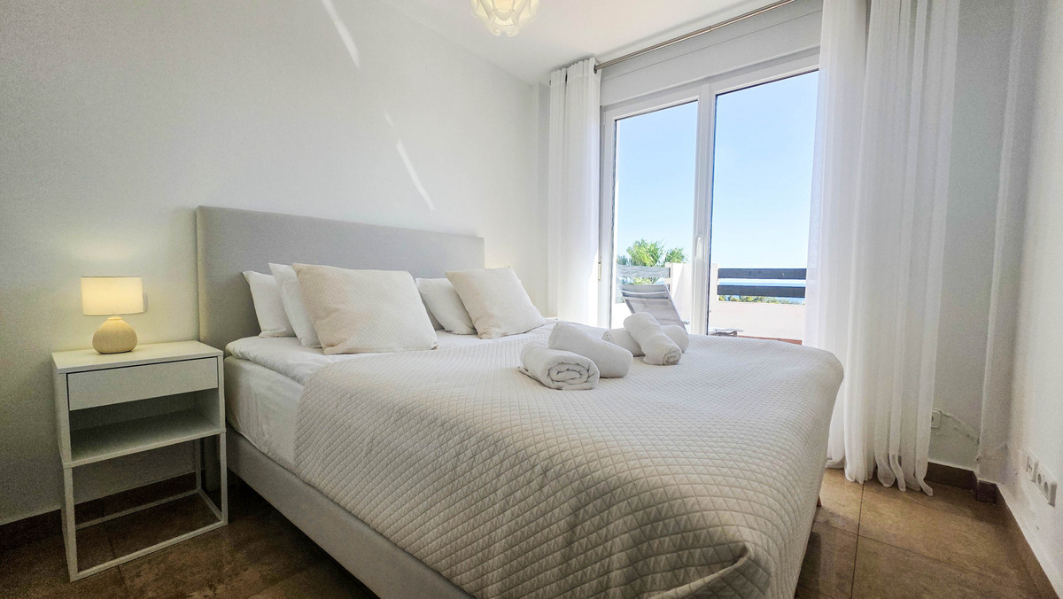 2 Bed Apartment for sale in La Duquesa Costa Del Sol, Málaga, Spain