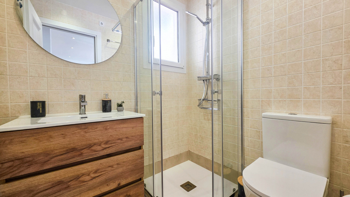 2 Bed Apartment for sale in La Duquesa Costa Del Sol, Málaga, Spain