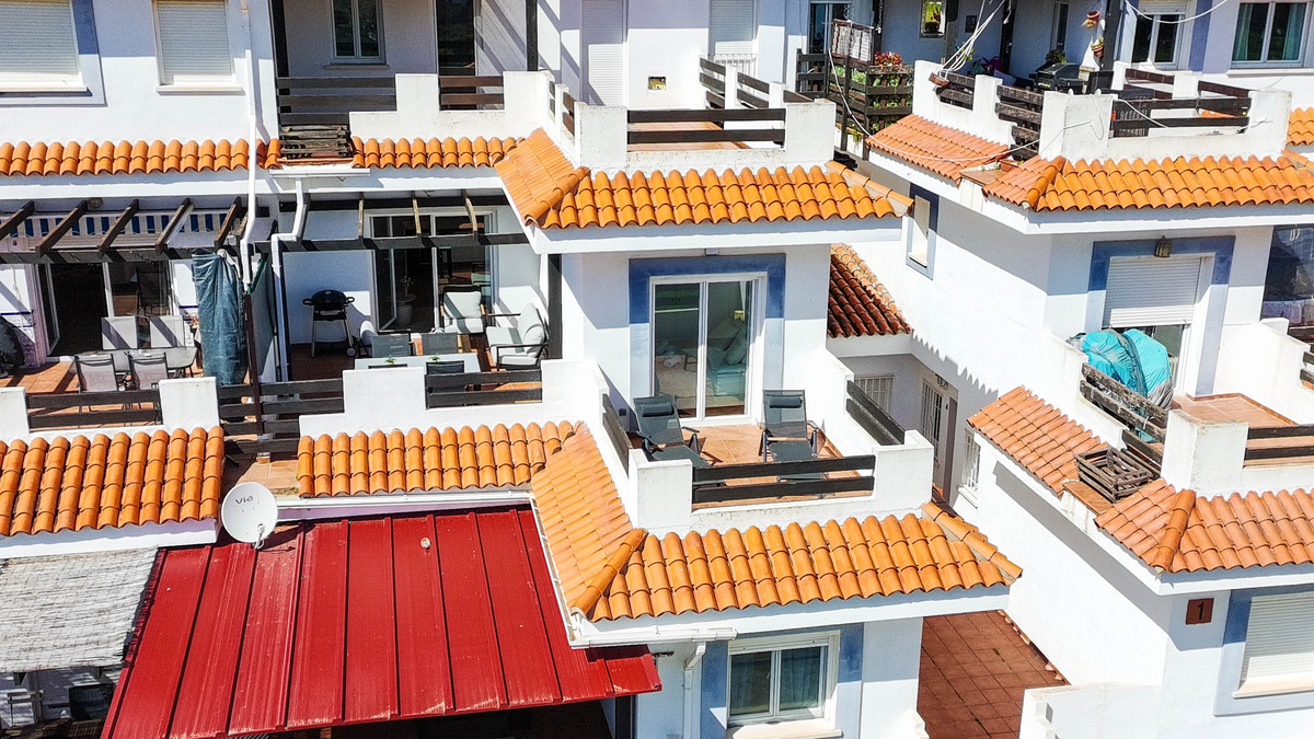 2 Bed Apartment for sale in La Duquesa Costa Del Sol, Málaga, Spain