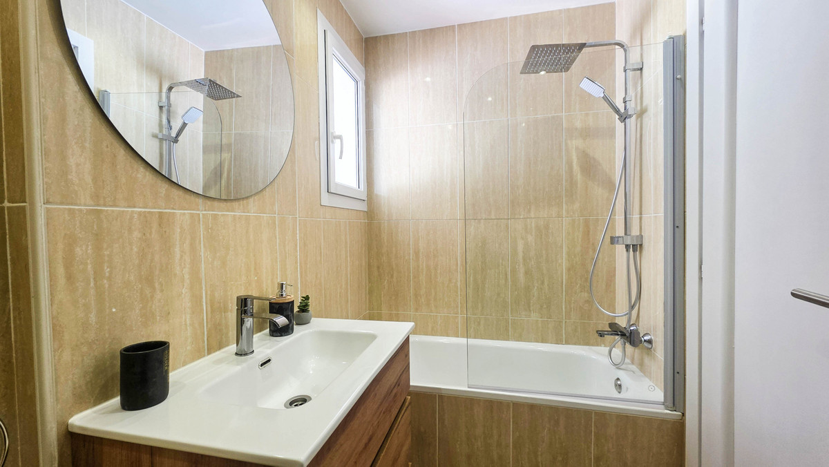 2 Bed Apartment for sale in La Duquesa Costa Del Sol, Málaga, Spain