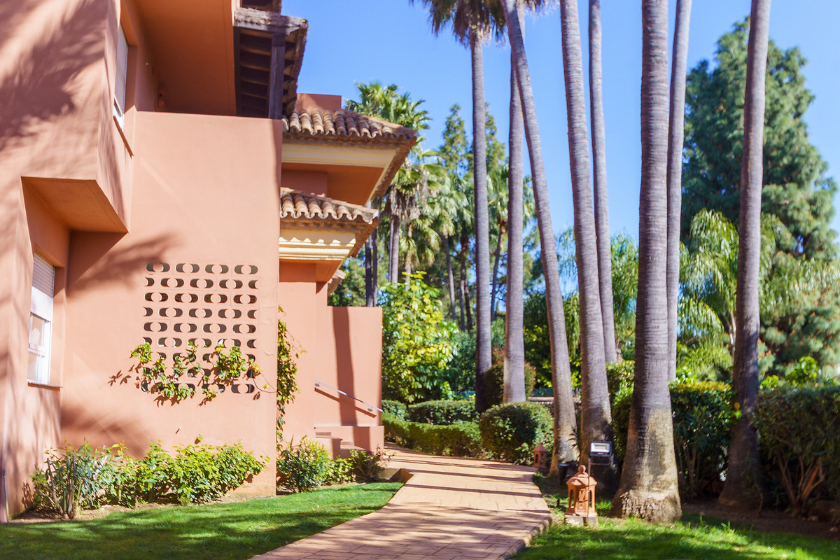 2 Bed Apartment for sale in Puerto Banús Costa Del Sol, Málaga, Spain