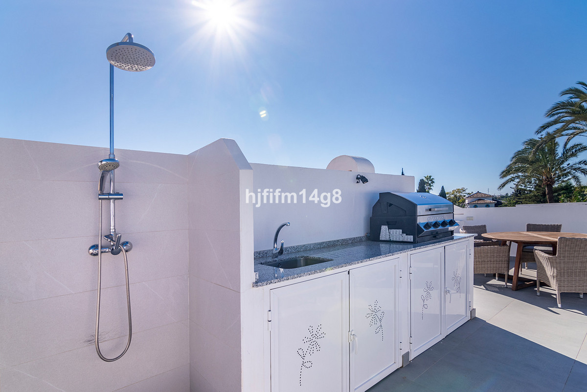 3 Bed Apartment for sale in Nueva Andalucía Costa Del Sol, Málaga, Spain