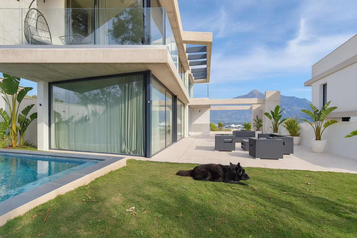 5 Bed Townhouse for sale in Nueva Andalucía Costa Del Sol, Málaga, Spain