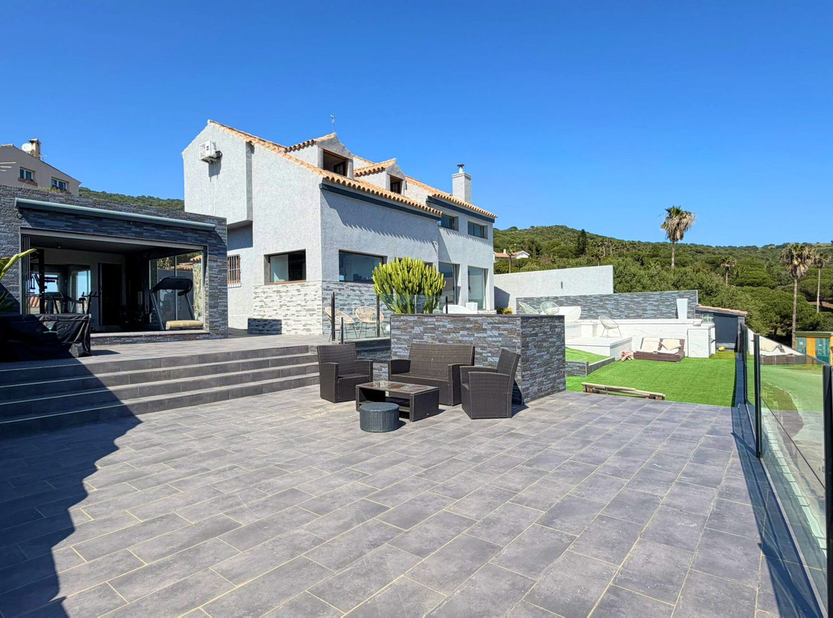 Se vende Villa - Chalet de 3 dormitorios en Costa Del Sol, Cadiz, España