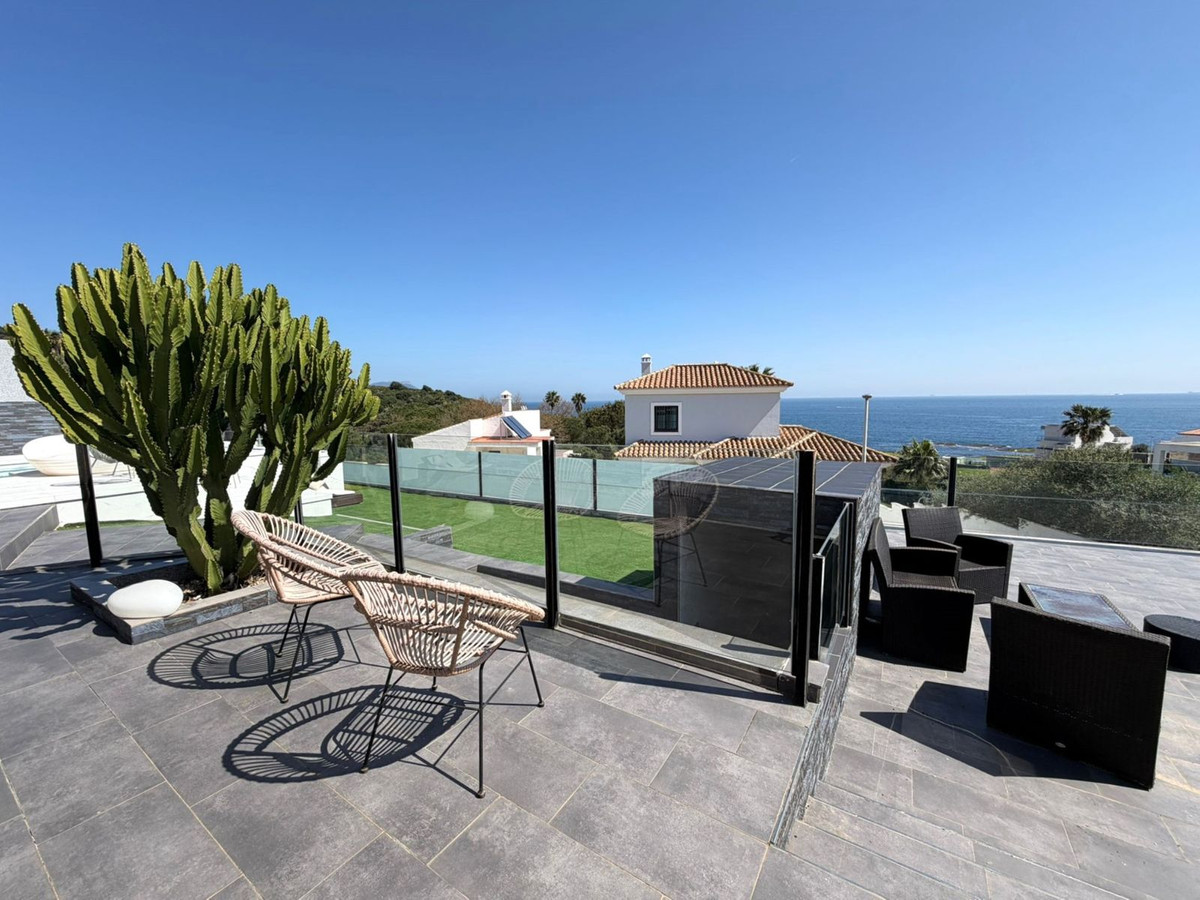 Se vende Villa - Chalet de 3 dormitorios en Costa Del Sol, Cadiz, España