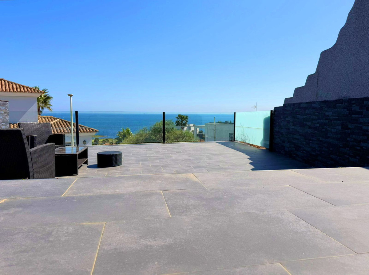 Se vende Villa - Chalet de 3 dormitorios en Costa Del Sol, Cadiz, España