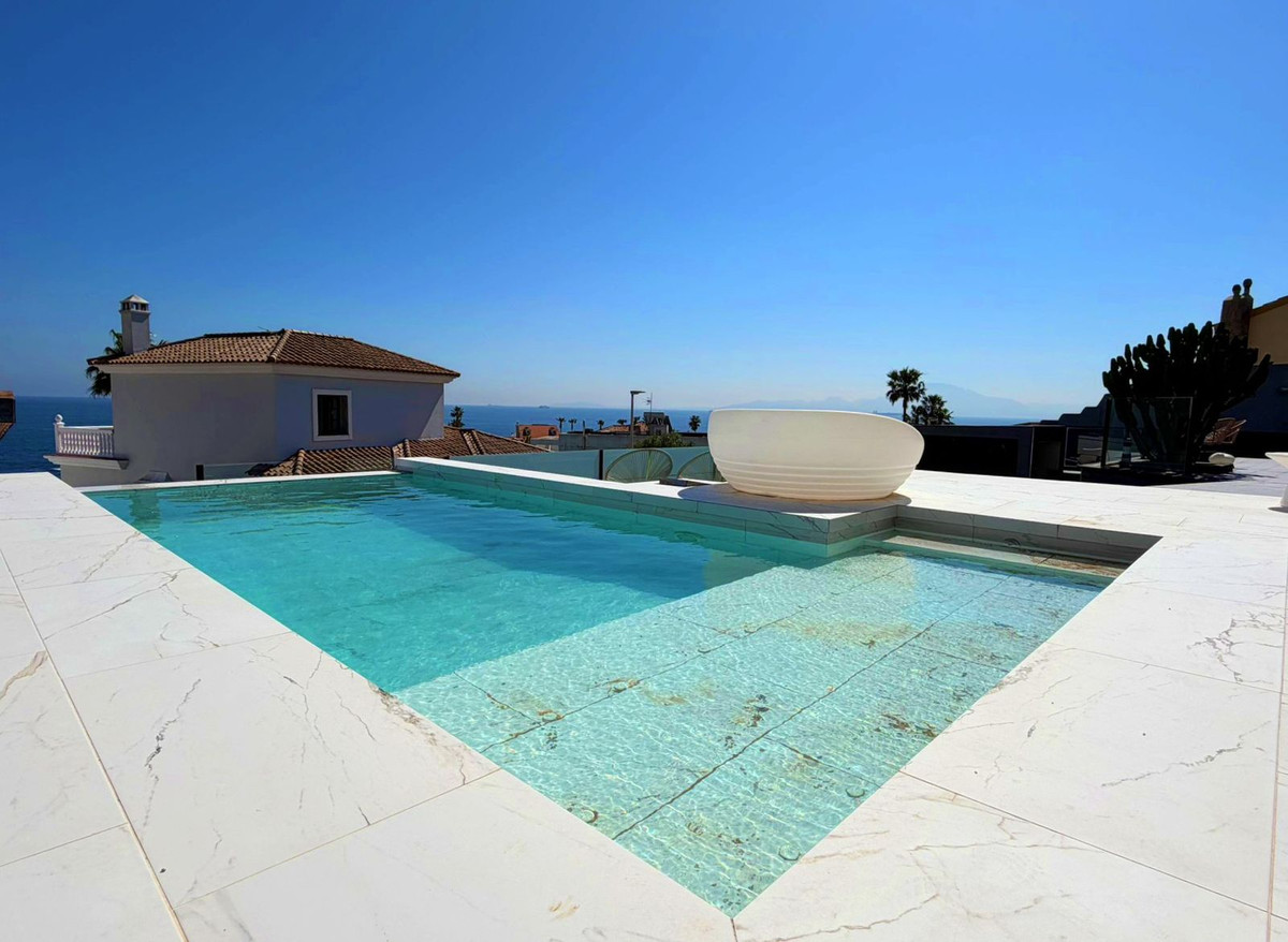 Se vende Villa - Chalet de 3 dormitorios en Costa Del Sol, Cadiz, España