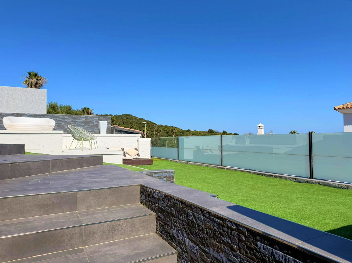 Se vende Villa - Chalet de 3 dormitorios en Costa Del Sol, Cadiz, España
