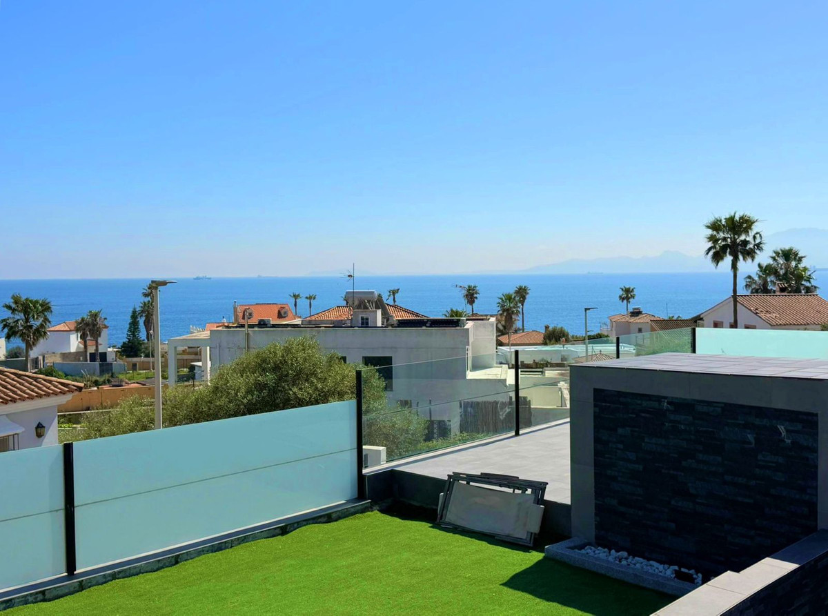 Se vende Villa - Chalet de 3 dormitorios en Costa Del Sol, Cadiz, España