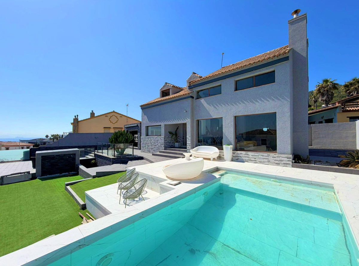 Se vende Villa - Chalet de 3 dormitorios en Costa Del Sol, Cadiz, España