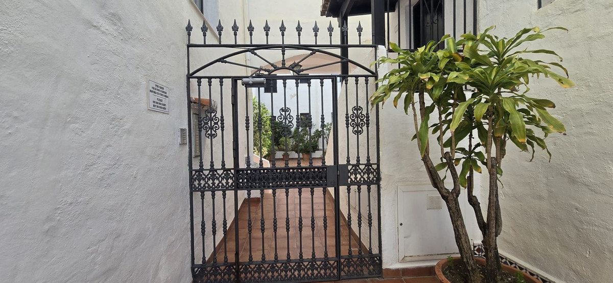 1 Bed Apartment for sale in Puerto Banús Costa Del Sol, Málaga, Spain