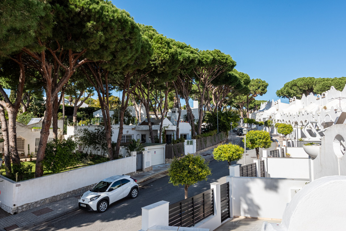 2 Bed Townhouse for sale in Cabopino Costa Del Sol, Málaga, Spain