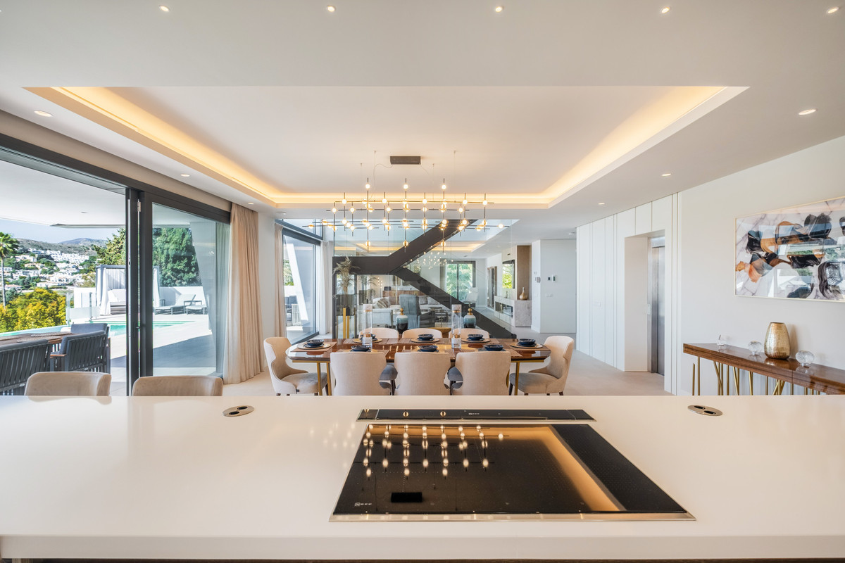 6 Bed Townhouse for sale in El Paraiso Costa Del Sol, Málaga, Spain
