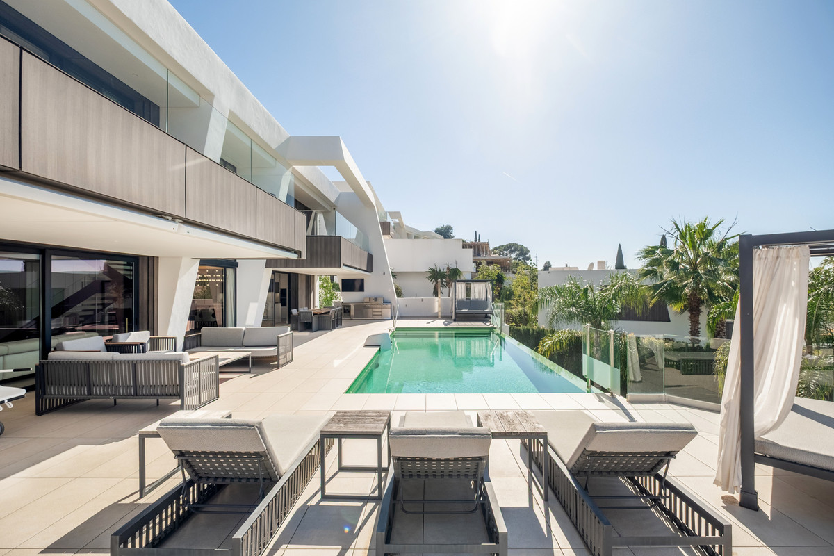 6 Bed Townhouse for sale in El Paraiso Costa Del Sol, Málaga, Spain