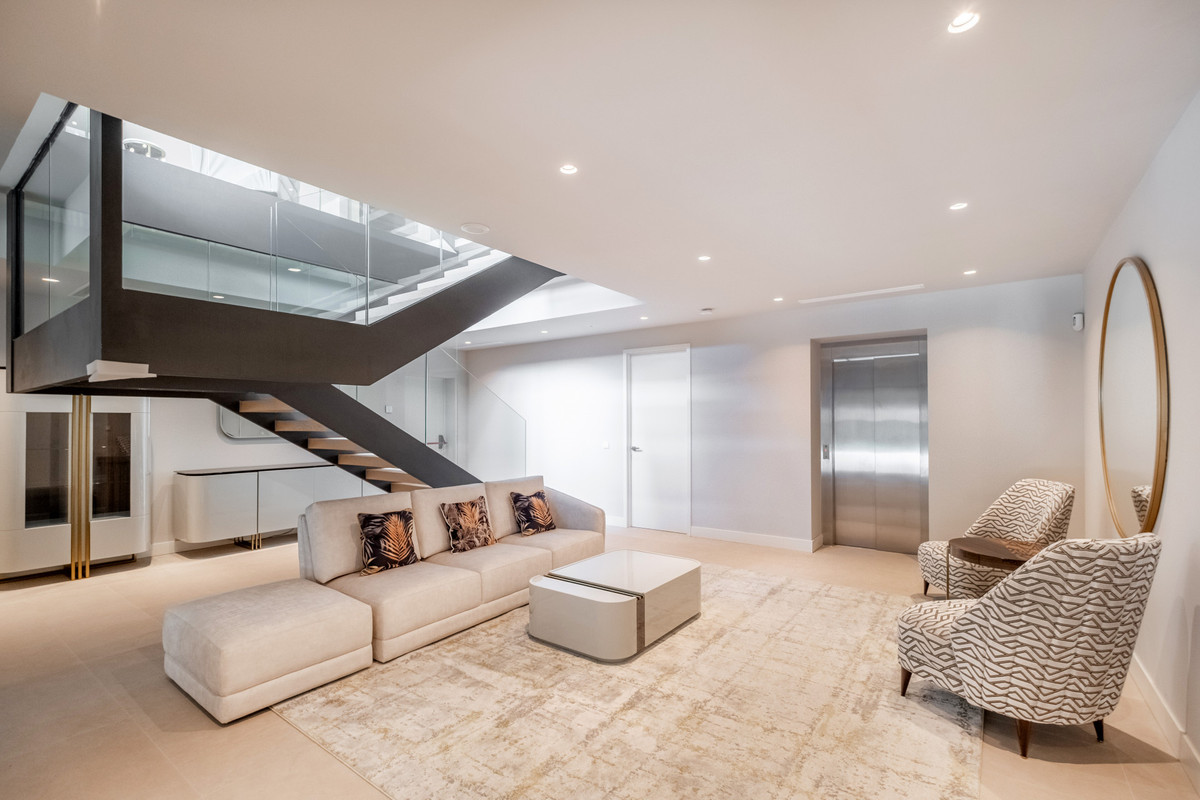 6 Bed Townhouse for sale in El Paraiso Costa Del Sol, Málaga, Spain