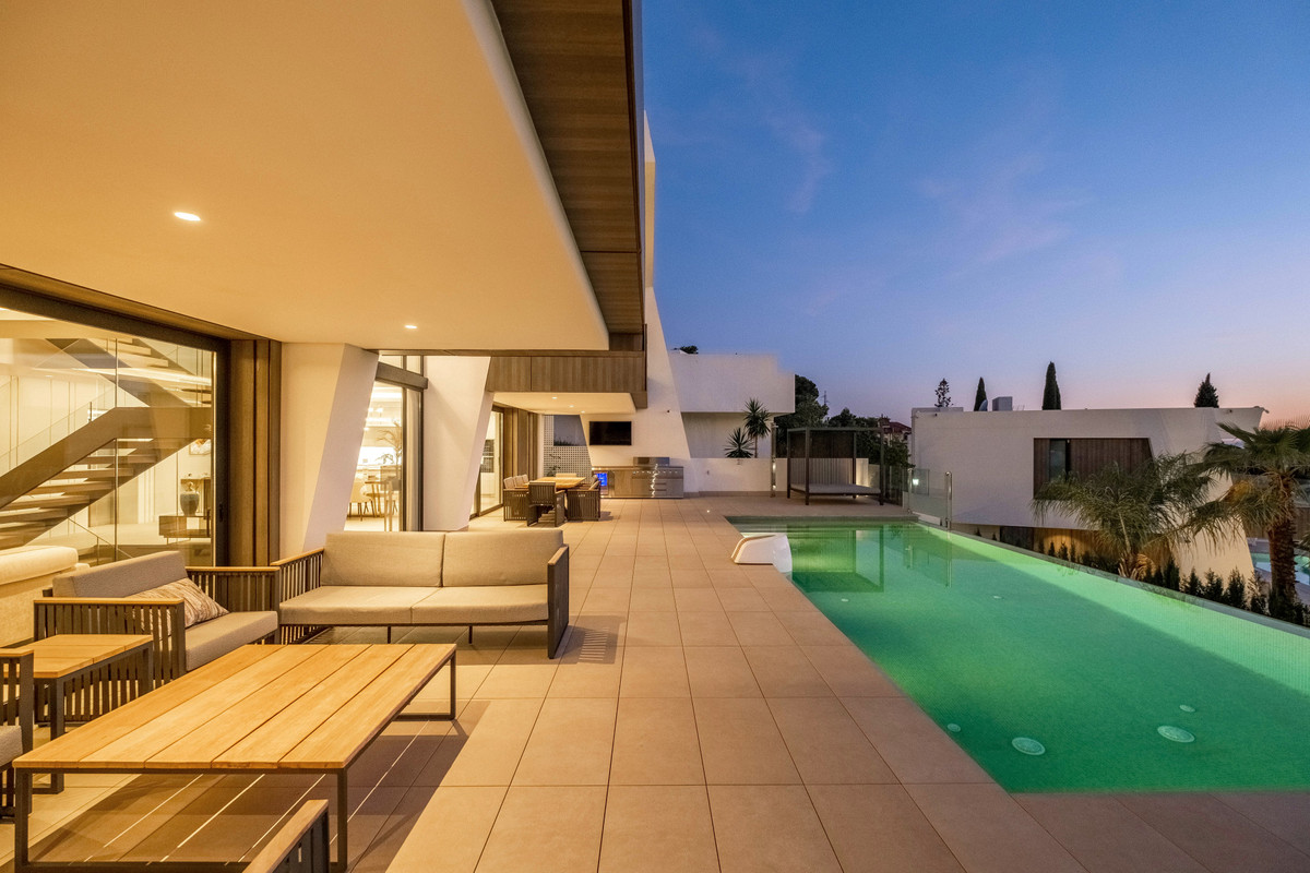 6 Bed Townhouse for sale in El Paraiso Costa Del Sol, Málaga, Spain