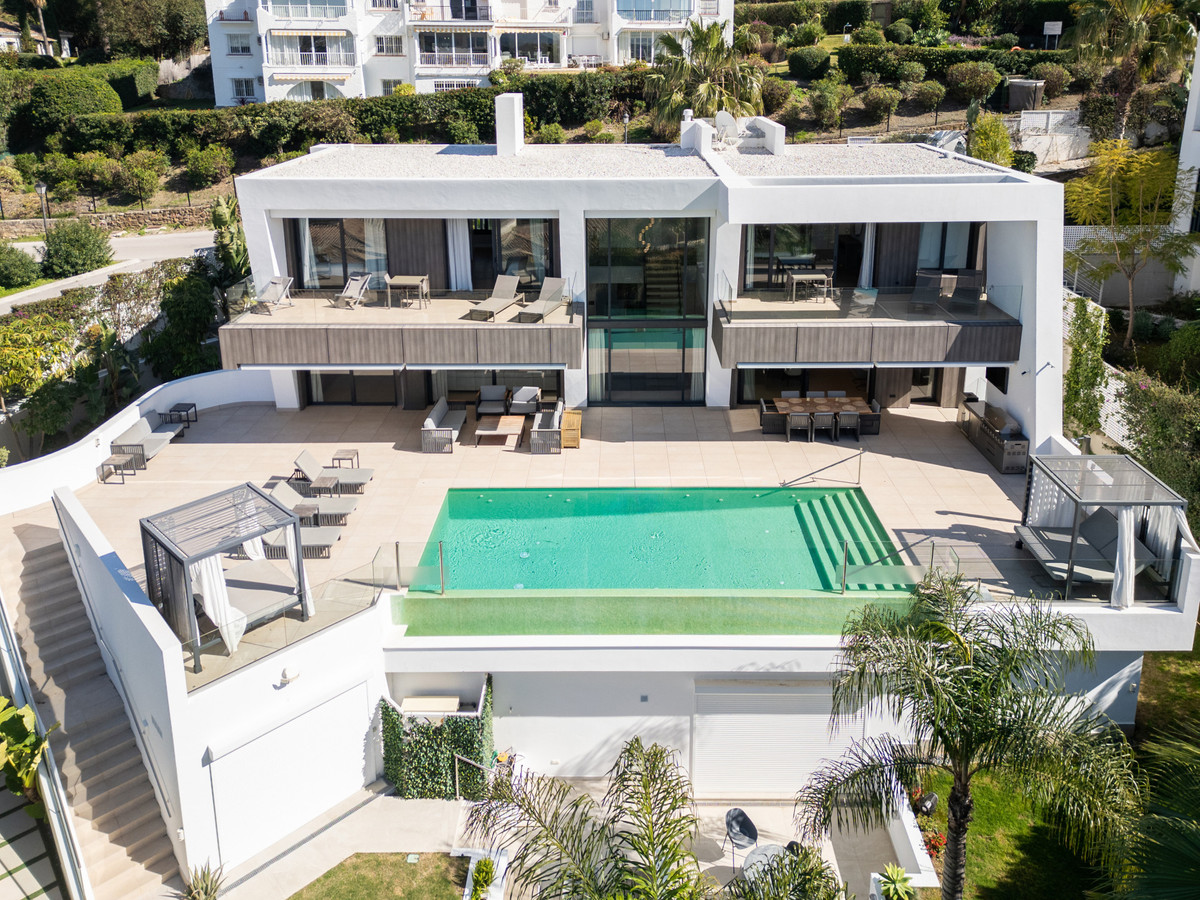 6 Bed Townhouse for sale in El Paraiso Costa Del Sol, Málaga, Spain
