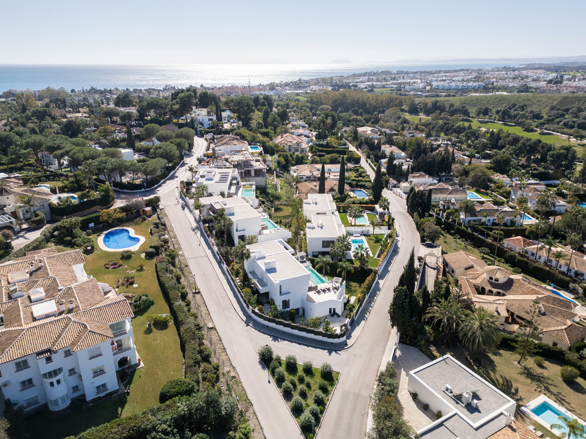 6 Bed Townhouse for sale in El Paraiso Costa Del Sol, Málaga, Spain