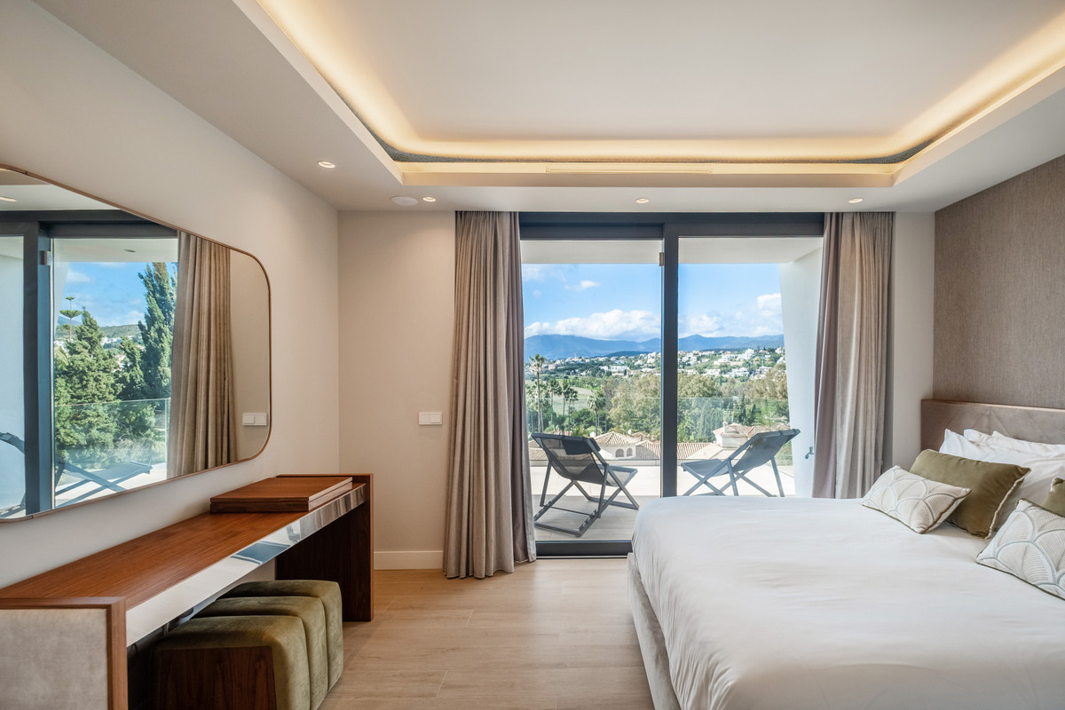 6 Bed Townhouse for sale in El Paraiso Costa Del Sol, Málaga, Spain