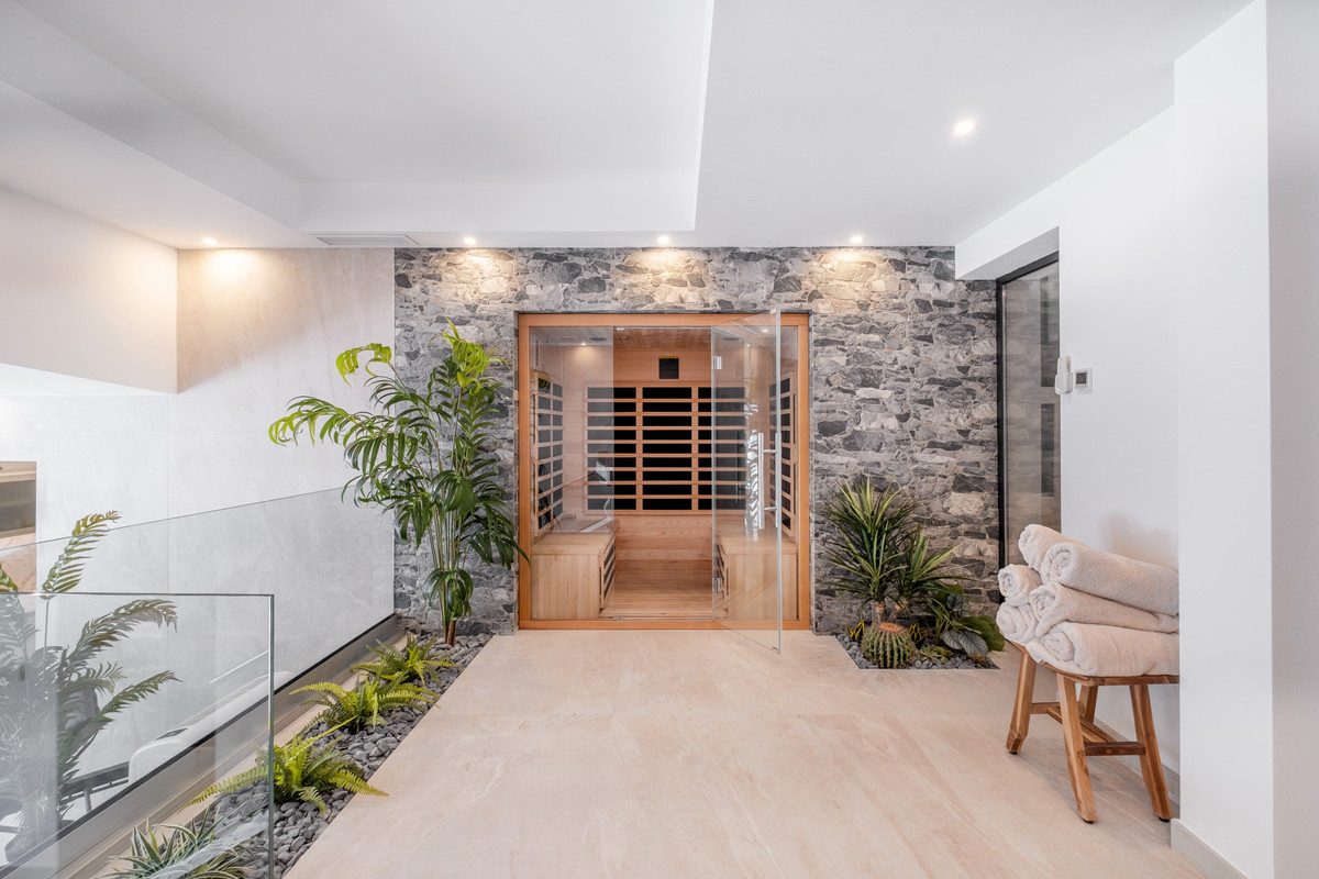 6 Bed Townhouse for sale in El Paraiso Costa Del Sol, Málaga, Spain