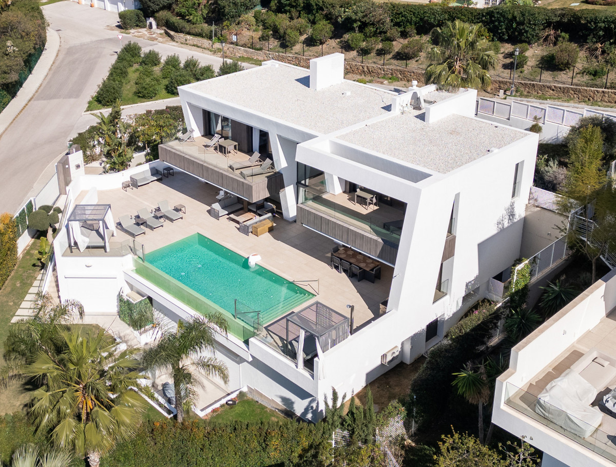 6 Bed Townhouse for sale in El Paraiso Costa Del Sol, Málaga, Spain